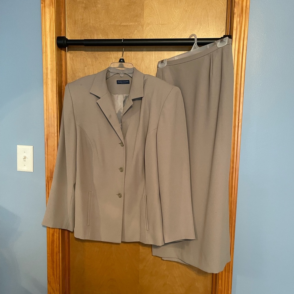 Karen Scott suit. Green. 18W